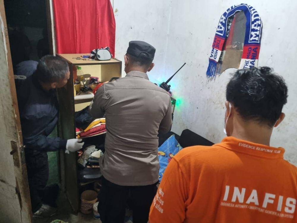Polisi memeriksa kamar korban untuk mengetahui penyebab pasti kematian warga NTT ini. IDN Times/ Riyanto