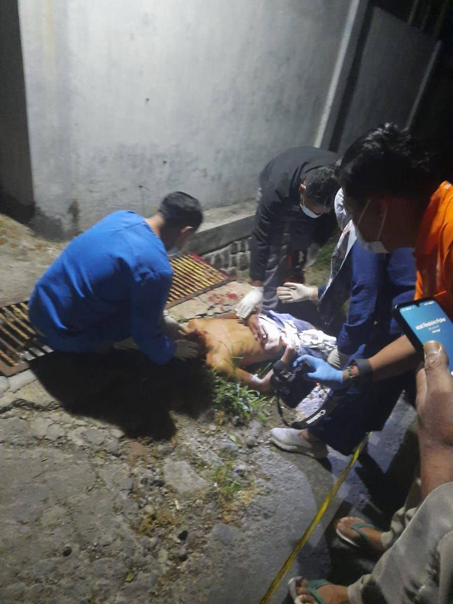 Korban pertama kali ditemukan oleh dua orang pengendara yang tengah melintas di depan gudang. IDN Times/ Riyanto