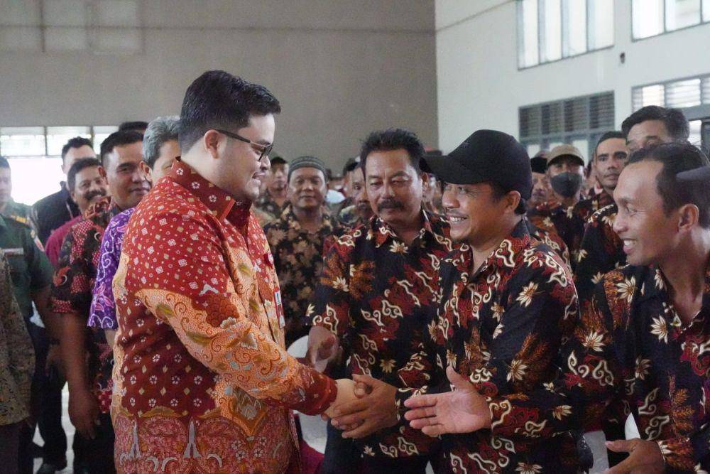 Kabar gembira bagi ketua RT/RW di Kabupaten Kediri. Bupati Kediri Hanindhito Himawan Pramana mengumumkan akan menaikkan insentif bulanan ketua RT/RW pada tahun 2024 mendatang. (Dok. Pemkab Kediri)