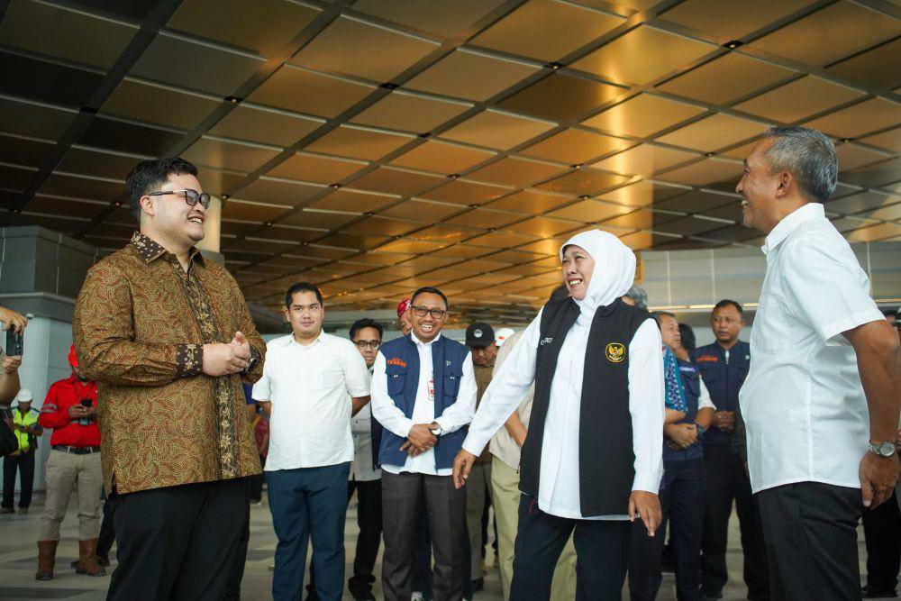 Mas Dhito saat berkunjung ke bandara bersama Gubernur Jawa Timur, Khofifah Indar Parawansa, Jumat (1/12/2023). (Dok. Pemkab Kediri)