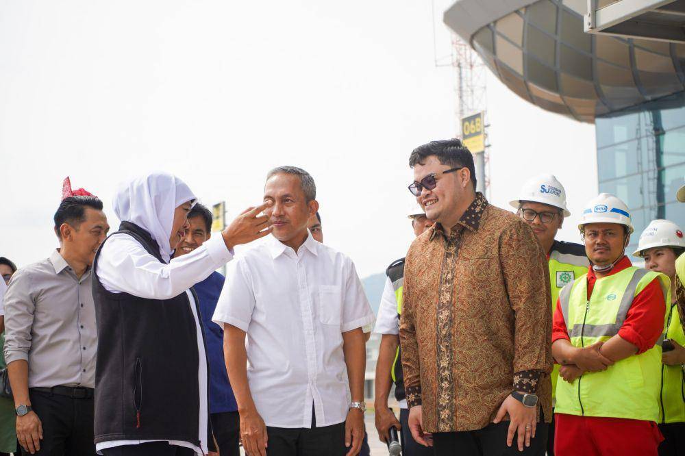 Mas Dhito saat berkunjung ke Bandara Dhoho bersama Gubernur Jawa Timur, Khofifah Indar Parawansa, Jumat (1/12/2023). (Dok. Pemkab Kediri)
