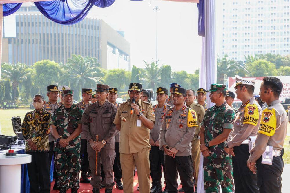 Pj Gubernur Jateng Nana Sudjana bersama Kapolda Jateng Irjen Pol Ahmad Luthfi dalam gelar pasukan untuk mendukung operasi lilin candi 2023. (IDN Times/Dok Humas Polda Jateng)