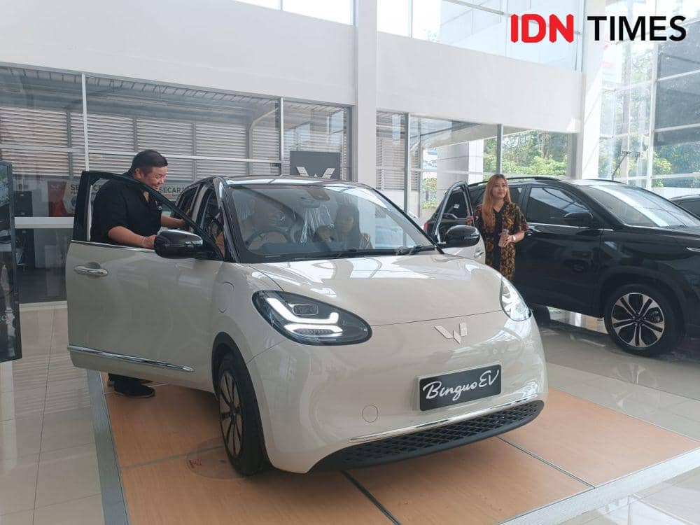 Wuling Arista Lampung serahkan unit Binguo EV ke pembeli pertama di Lampung, Jumat (22/12/2023). (IDN Times/Tama Yudha Wiguna).