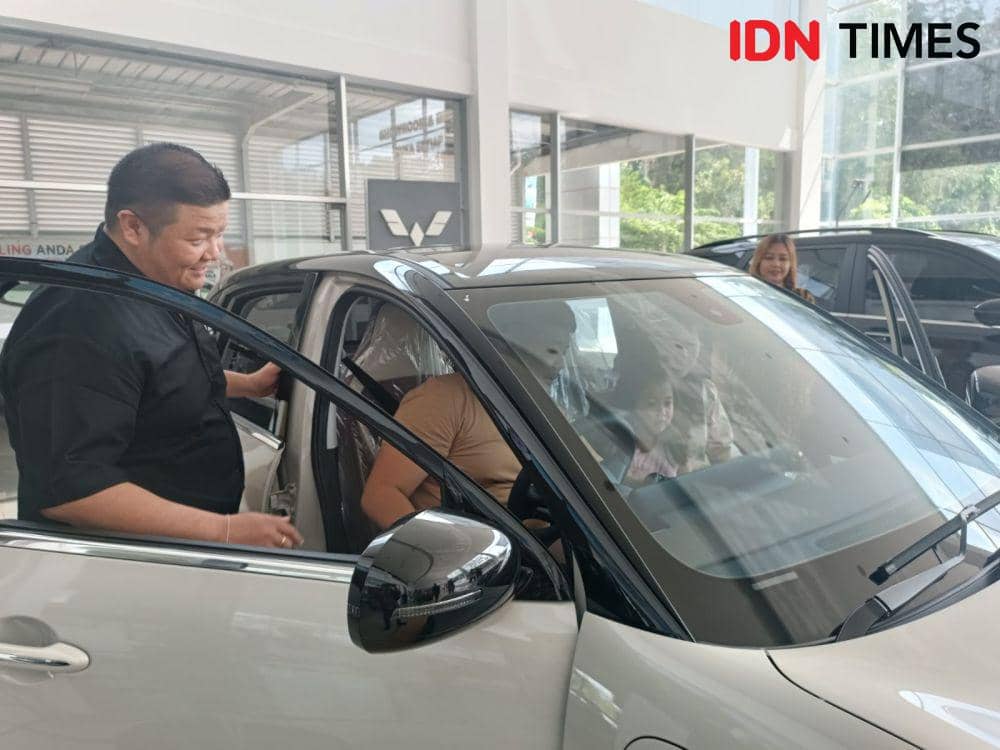 Wuling Arista Lampung serahkan unit Binguo EV ke pembeli pertama di Lampung, Jumat (22/12/2023). (IDN Times/Tama Yudha Wiguna).