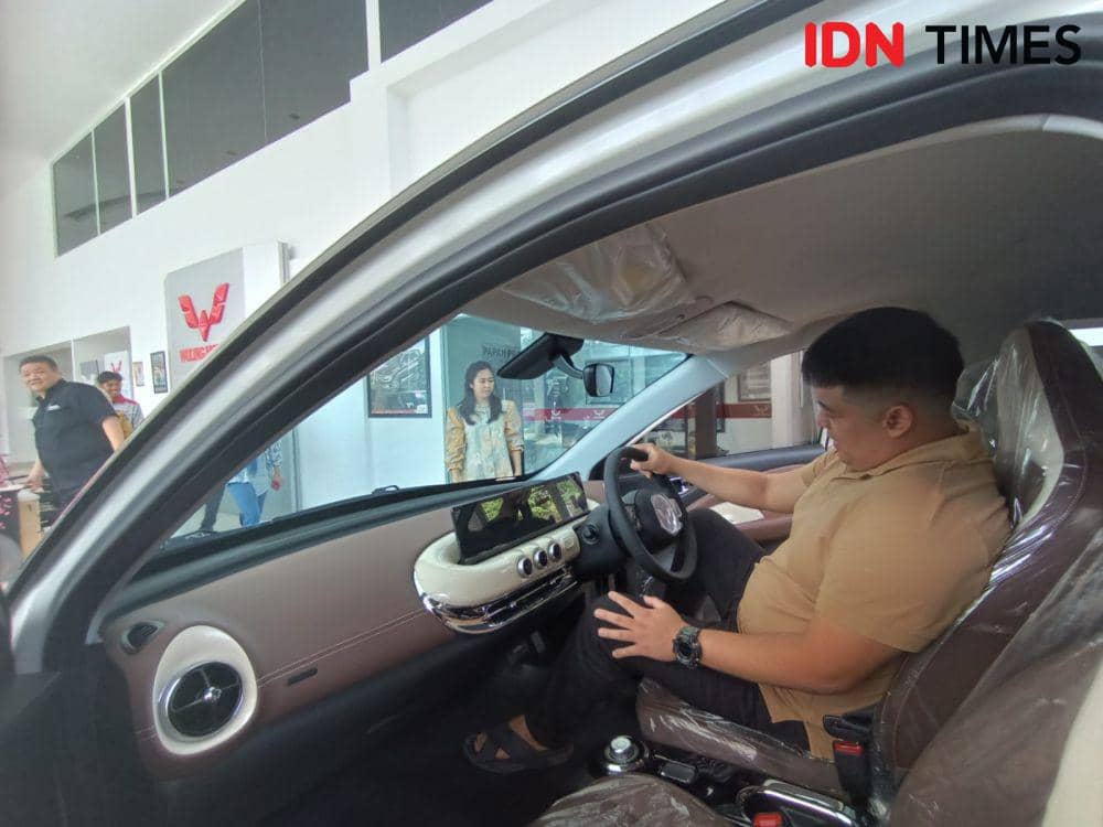 Wuling Arista Lampung serahkan unit Binguo EV ke pembeli pertama di Lampung, Jumat (22/12/2023). (IDN Times/Tama Yudha Wiguna).