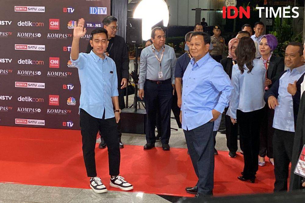 Prabowo dan Gibran jelang debat Cawapres perdana pada Jumat (22/12/2023). (IDN Times/Irfan Fathurohman)