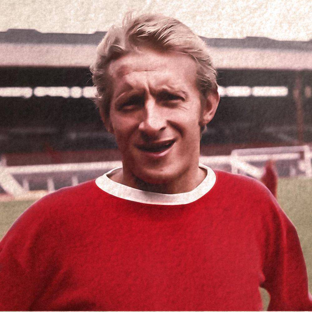 Potret Dennis Law (manutd.com)