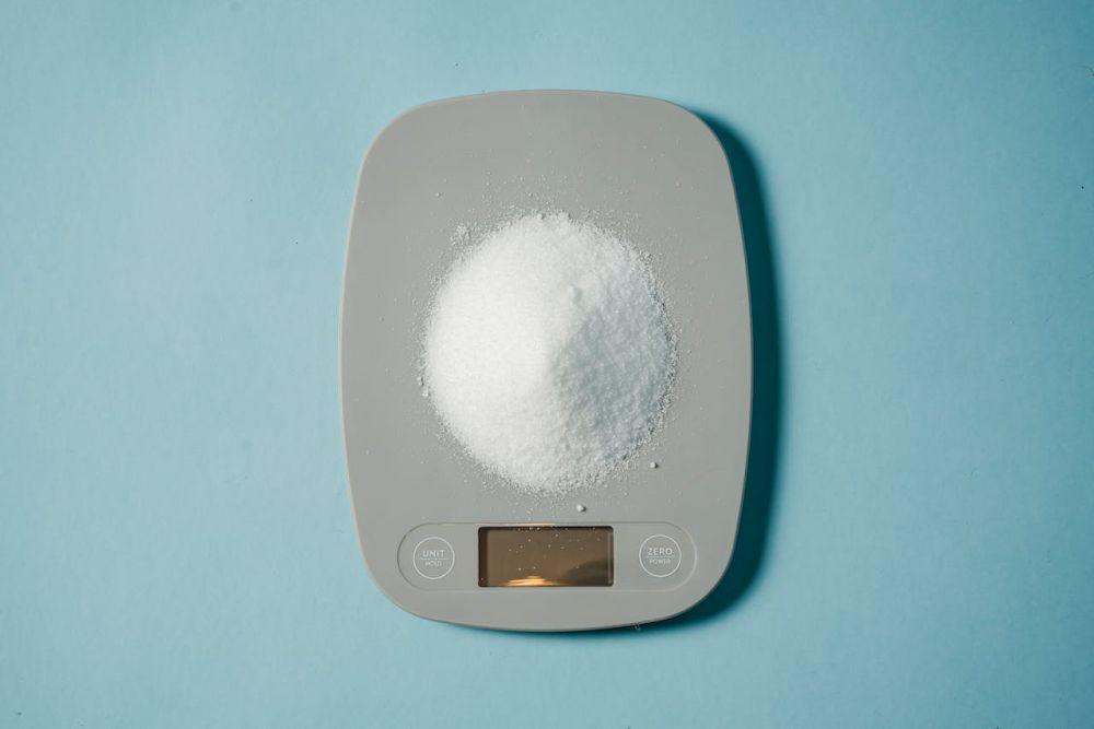 menimbang gula (pexels.com/Klaus Nielsen)