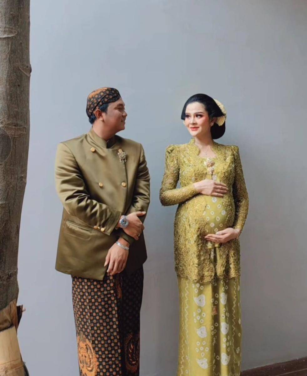 Kebaya mitoni Bella Bonita (instagram.com/bellabonita_r.a)