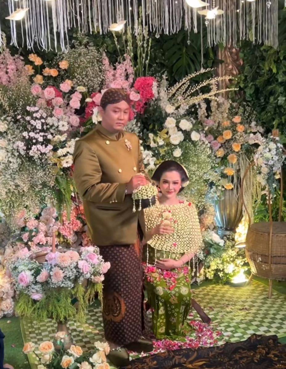 Kebaya mitoni Bella Bonita (instagram.com/bellabonita_r.a)
