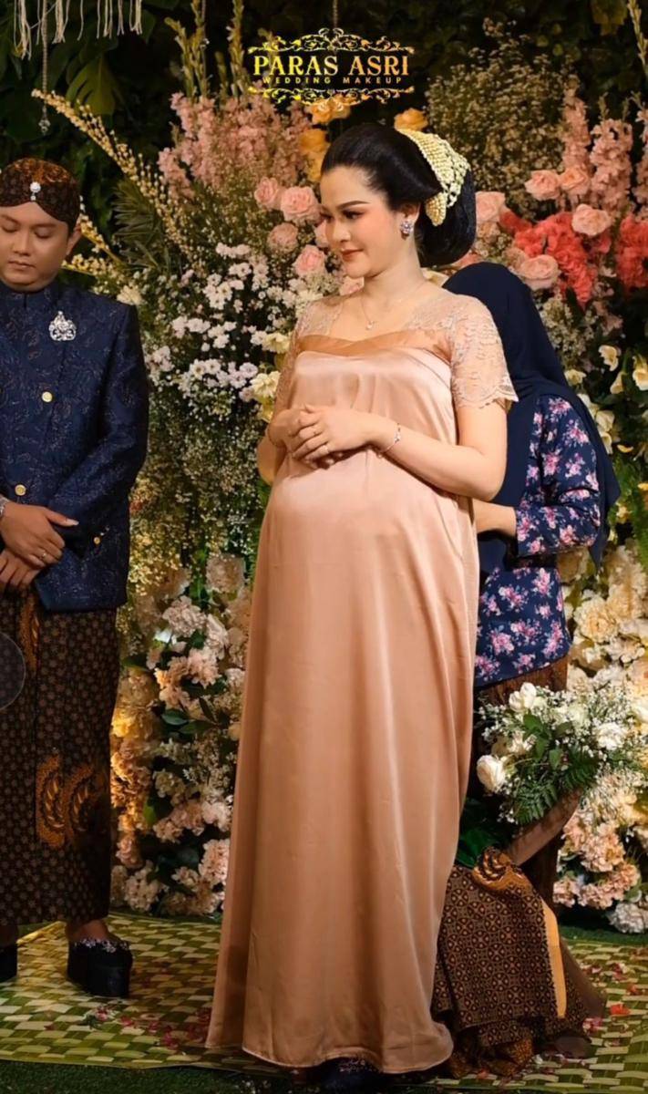Kebaya mitoni Bella Bonita (instagram.com/asrileksono_parasasriofficial)