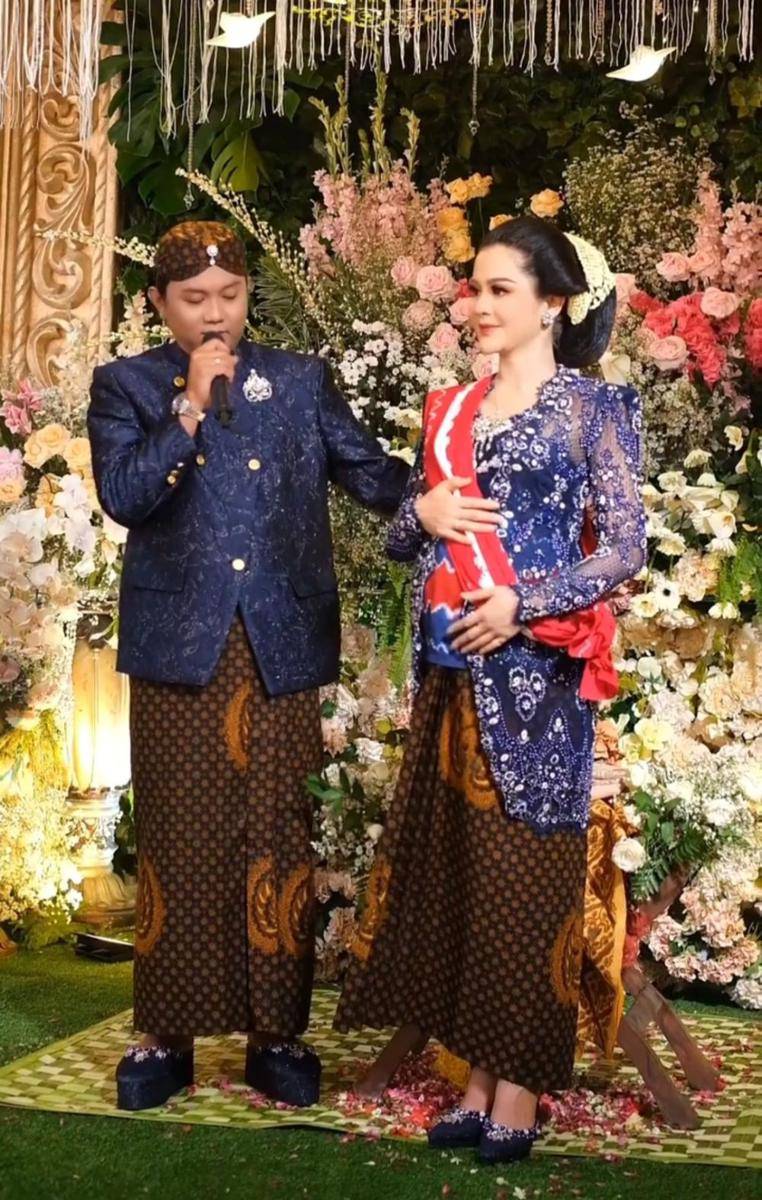 Kebaya mitoni Bella Bonita (instagram.com/asrileksono_parasasriofficial)