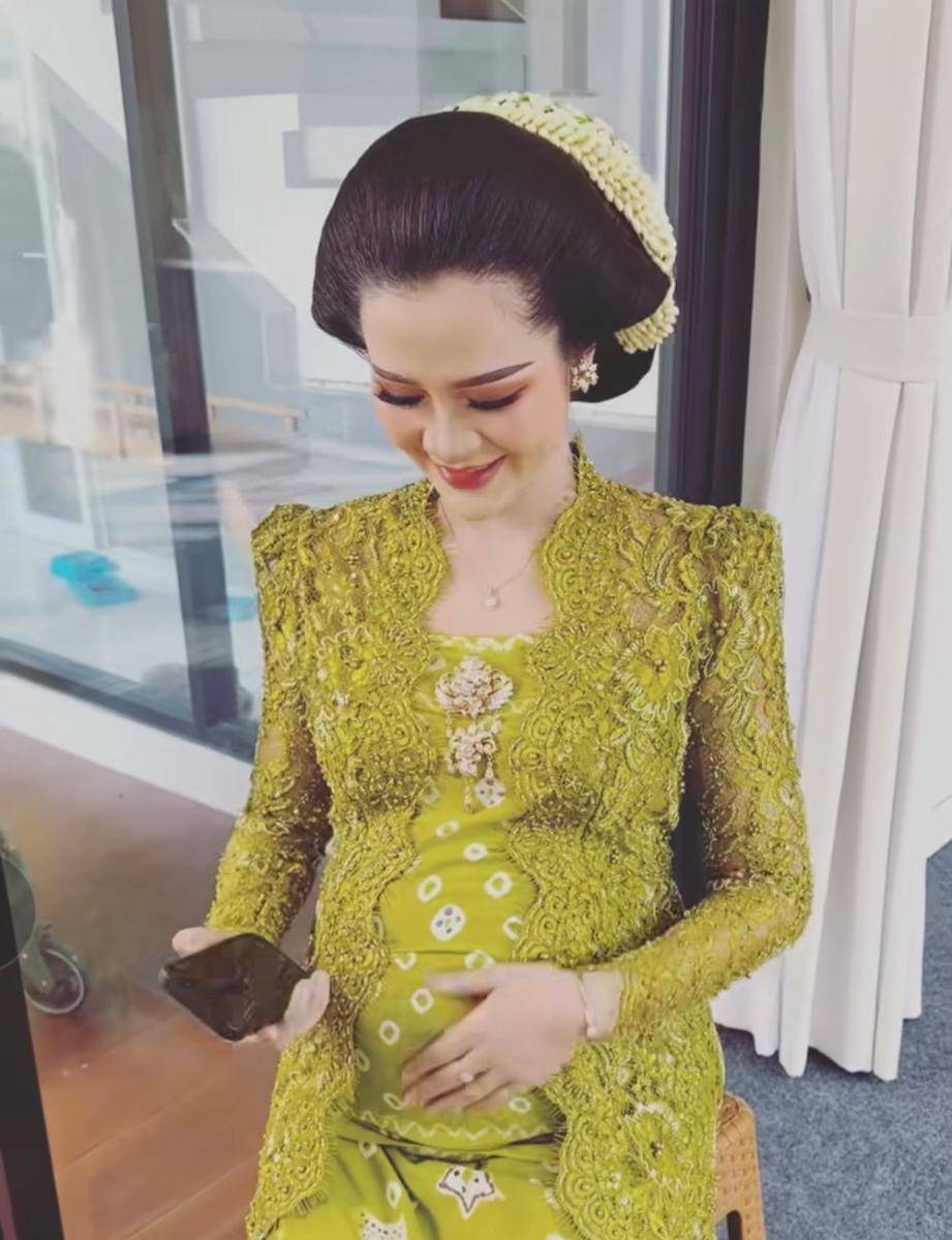 Kebaya mitoni Bella Bonita (instagram.com/cantikachika_)