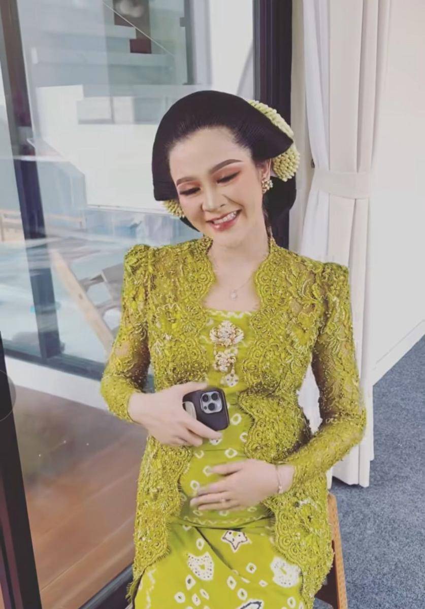 Kebaya mitoni Bella Bonita (instagram.com/cantikachika_