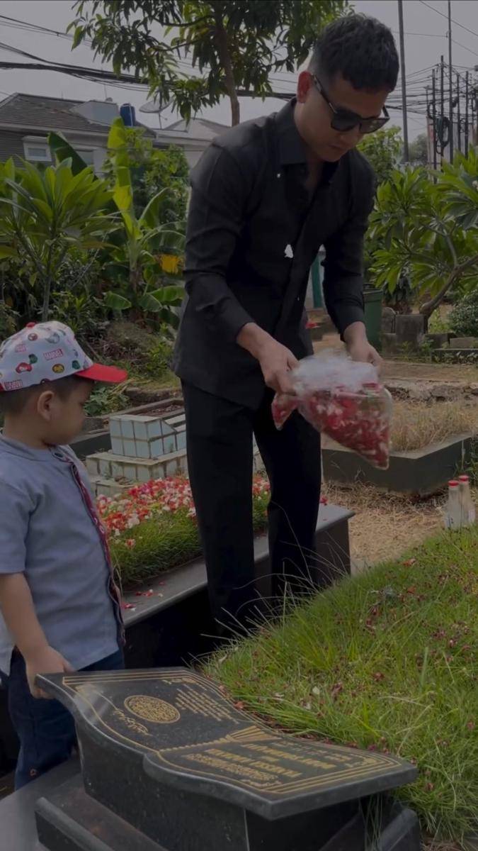 potret Gala Sky ziarah ke makam Vanessa Angel (instagram.com/fadlyfsl_)