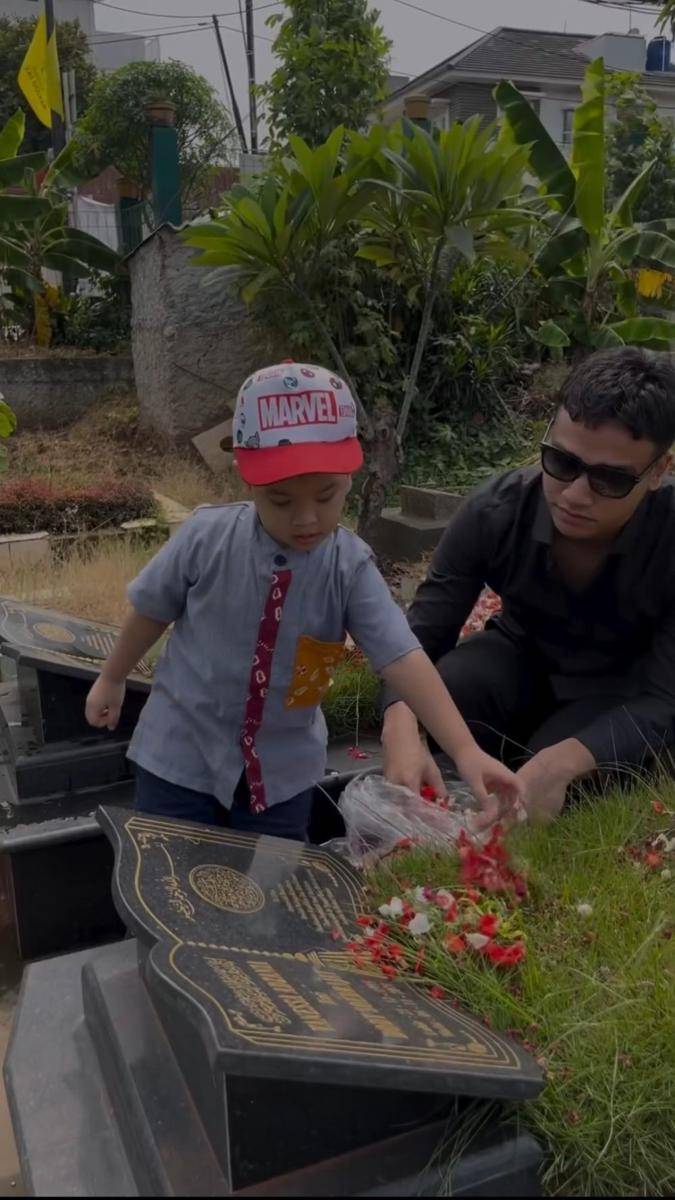 potret Gala Sky ziarah ke makam Vanessa Angel (instagram.com/fadlyfsl_)