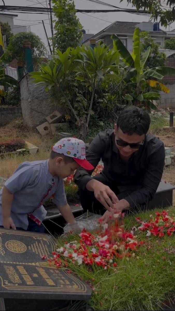 potret Gala Sky ziarah ke makam Vanessa Angel (instagram.com/fadlyfsl_)