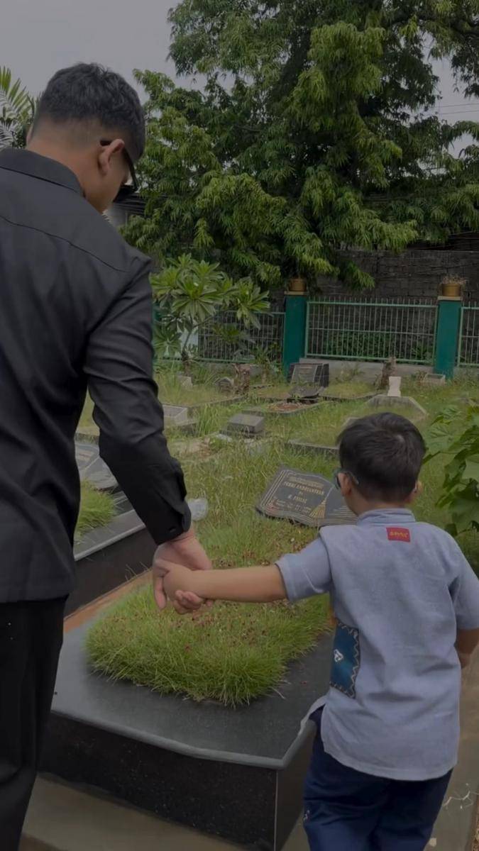 potret Gala Sky ziarah ke makam Vanessa Angel (instagram.com/fadlyfsl_)