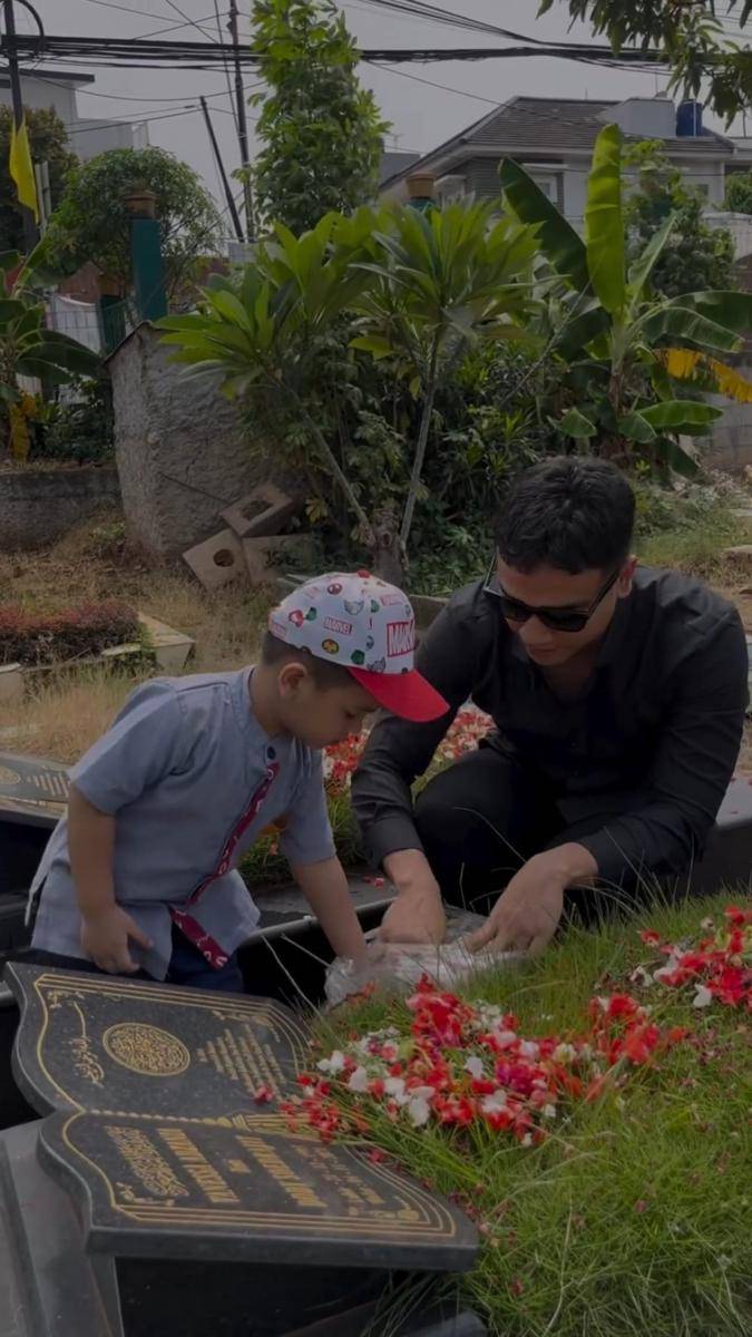 potret Gala Sky ziarah ke makam Vanessa Angel (instagram.com/fadlyfsl_)