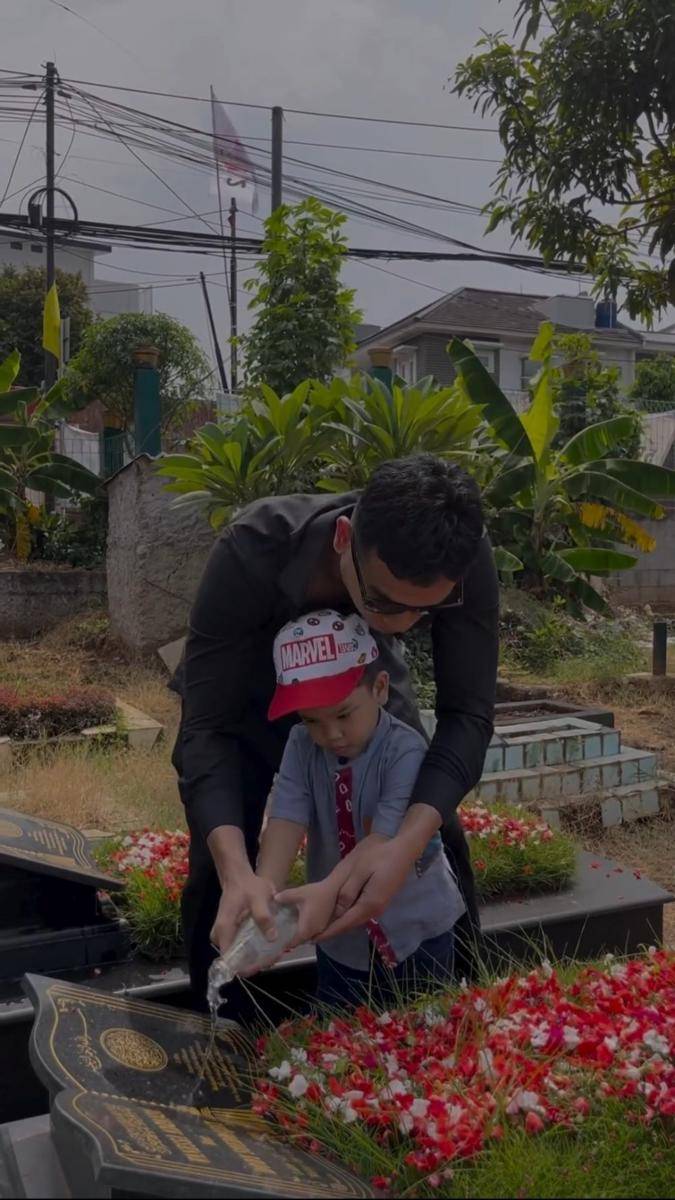 potret Gala Sky ziarah ke makam Vanessa Angel (instagram.com/fadlyfsl_)