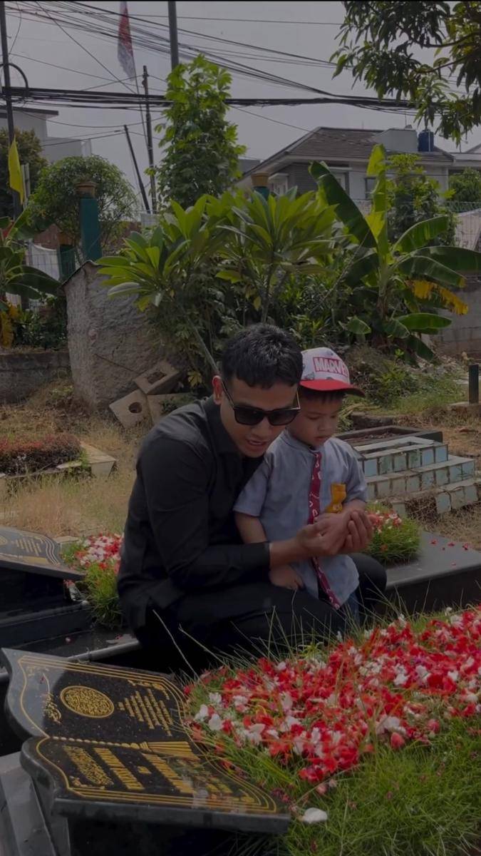 potret Gala Sky ziarah ke makam Vanessa Angel (instagram.com/fadlyfsl_)
