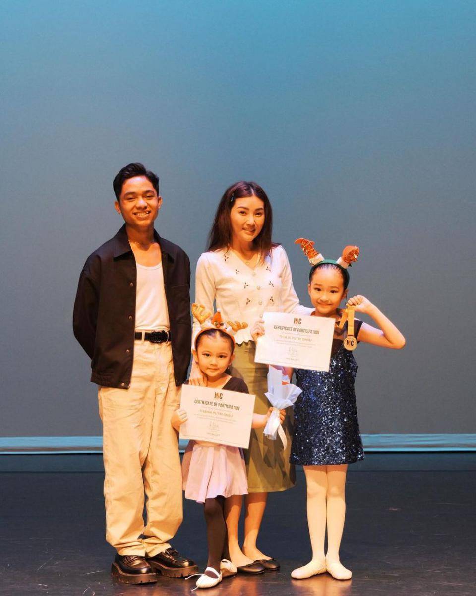 potret Thalia dan Thania perform balet (instagram.com/sarwendah29)