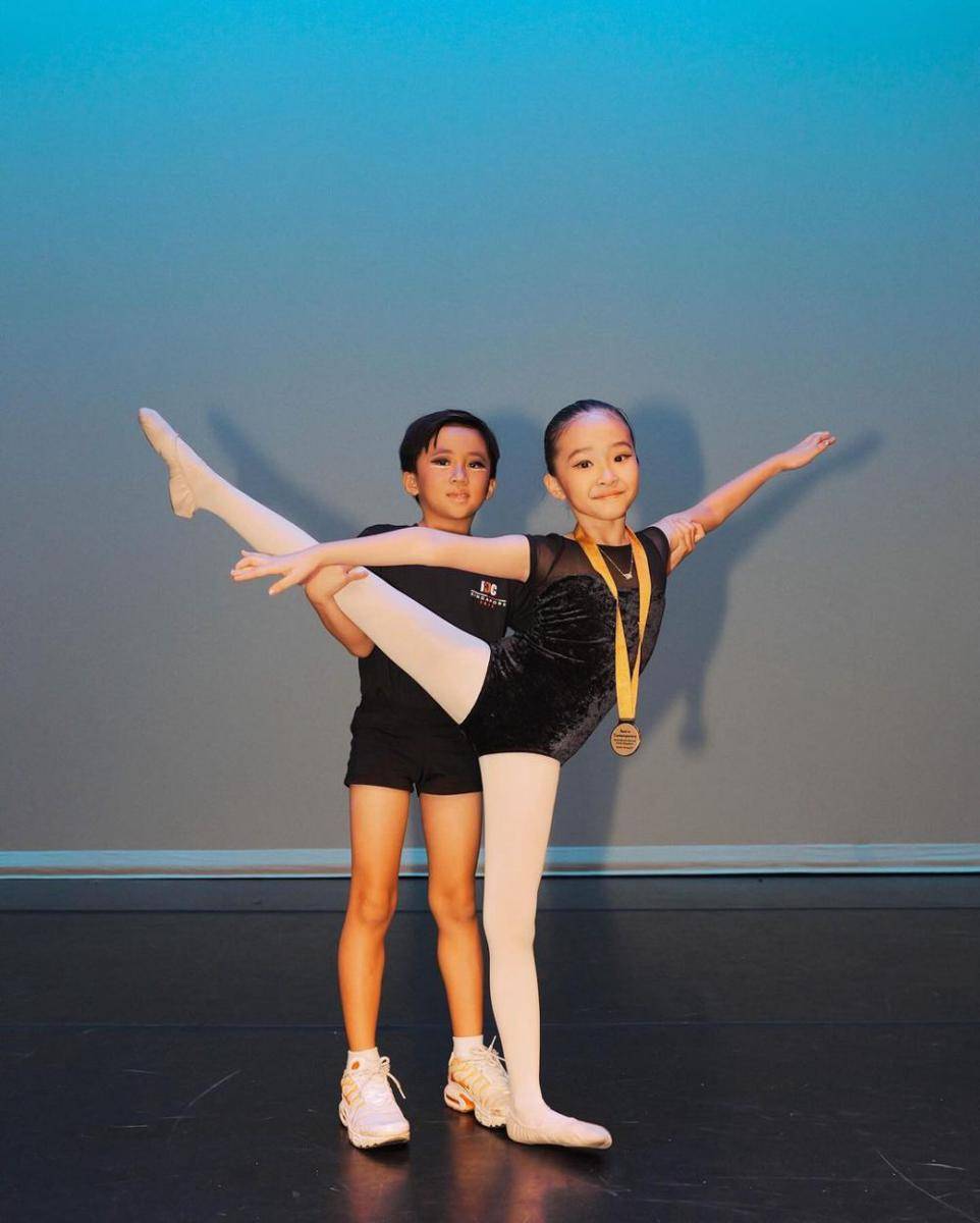 potret Thalia dan Thania perform balet (instagram.com/sarwendah29)