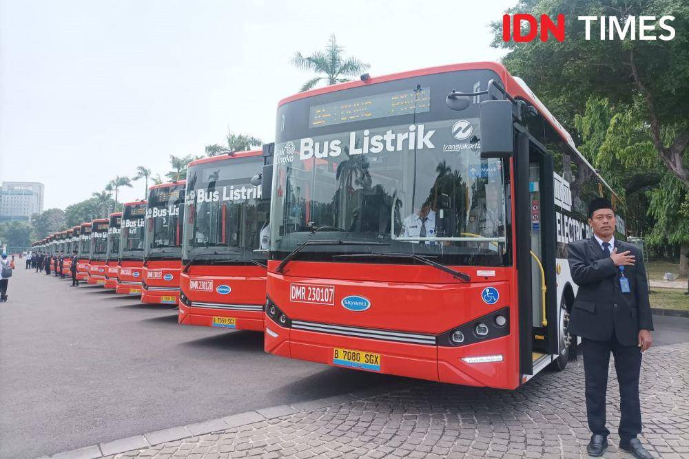 Peluncuran 26 bus listrik Transjakarta di Monas, Jumat (22/12/2023). (IDN Times/Dini Suciatiningrum)
