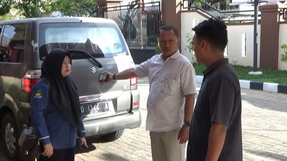 Viral Keluarga Pengamen Kejar dan Lempari Mobil Dinsos Makassar