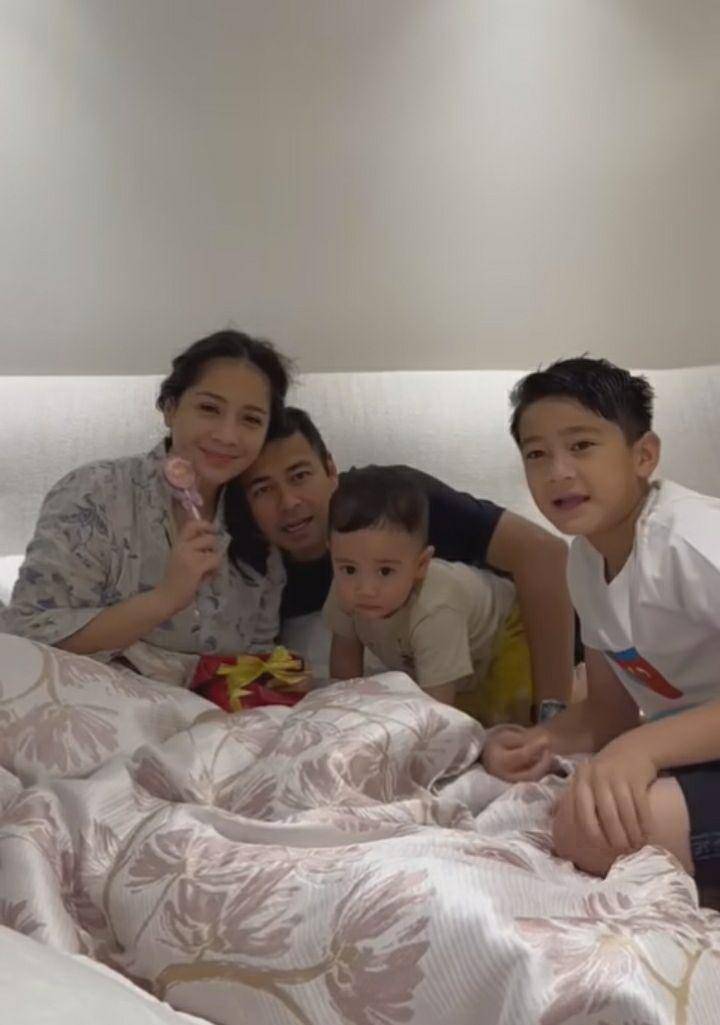 potret kejutan hari ibu yang diterima oleh para artis tanah air (instagram.com/raffinagita1717)