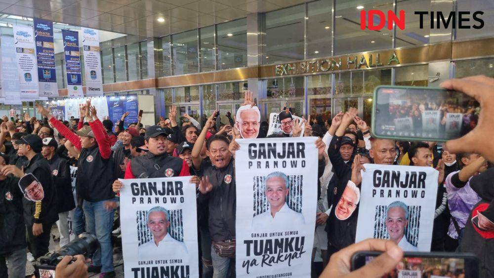 Sejumlah relawan calon presiden dan calon wakil presiden nomor urut 3, Ganjar Pranowo-Mahfud MD mendatangi lokasi debat cawapres di Jakarta Convention Center (JCC), pada Jumat (22/12/2023) (IDN Times/Ilman)
