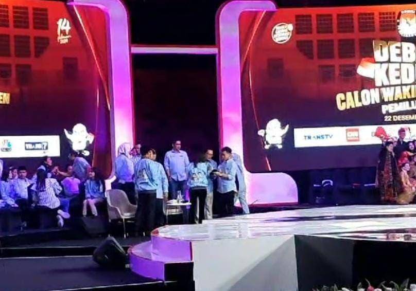Ridwan Kamil, memberikan arahan langsung kepada calon wakil presiden (cawapres) nomor urut dua, Gibran Rakabuming Raka (Dok. IDN Times/Istimewa)