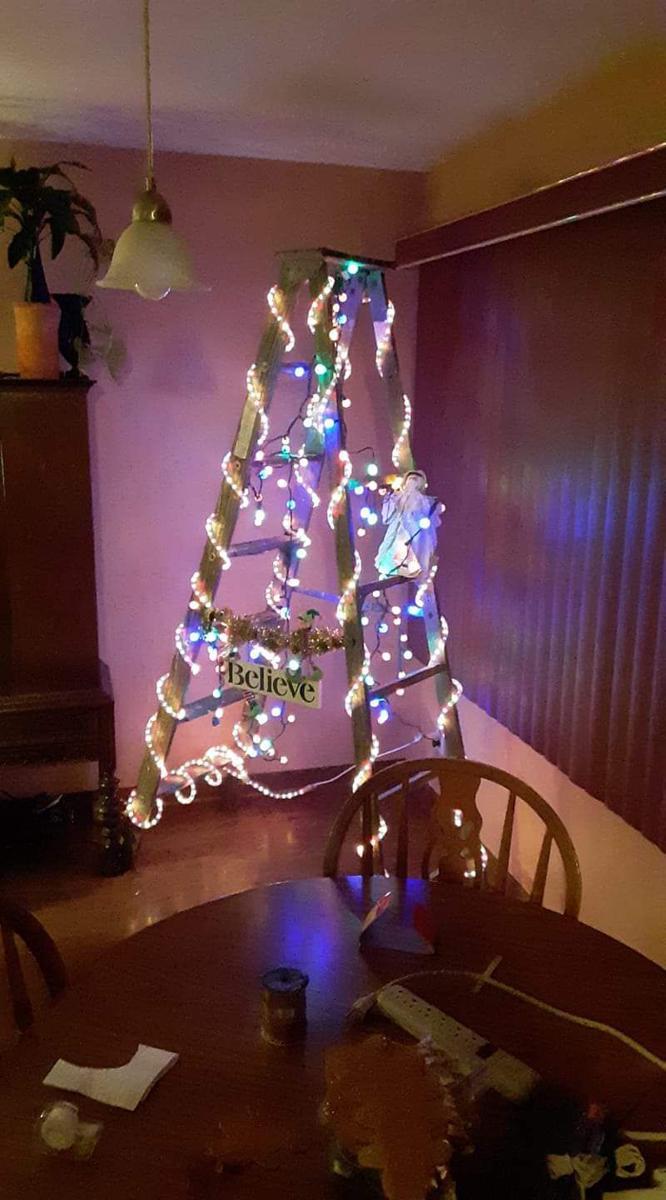 potret bentuk pohon Natal nyentrik (reddit.com/user/Sketch_Crush)