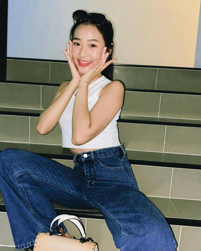 ide outfit pakai atasan putih ala Film Rachanun (instagram.com/fr.racha)