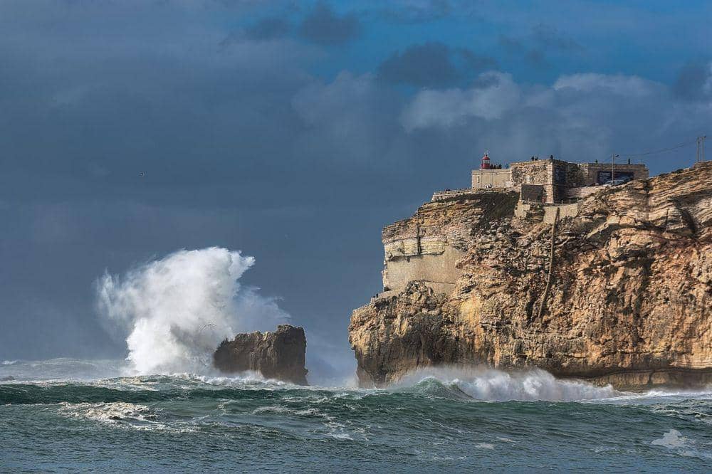 ilustrasi gelombang tinggi (commons.wikimedia.org/Luis Ascenso)