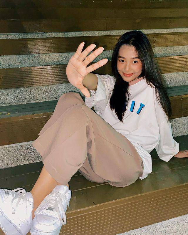 ide outfit pakai atasan putih ala Film Rachanun (instagram.com/fr.racha)