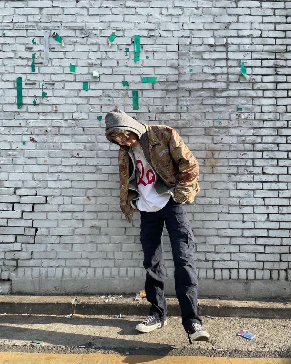 padu padan cargo pants ala Mark NCT (instagram.com/onyourm__ark)