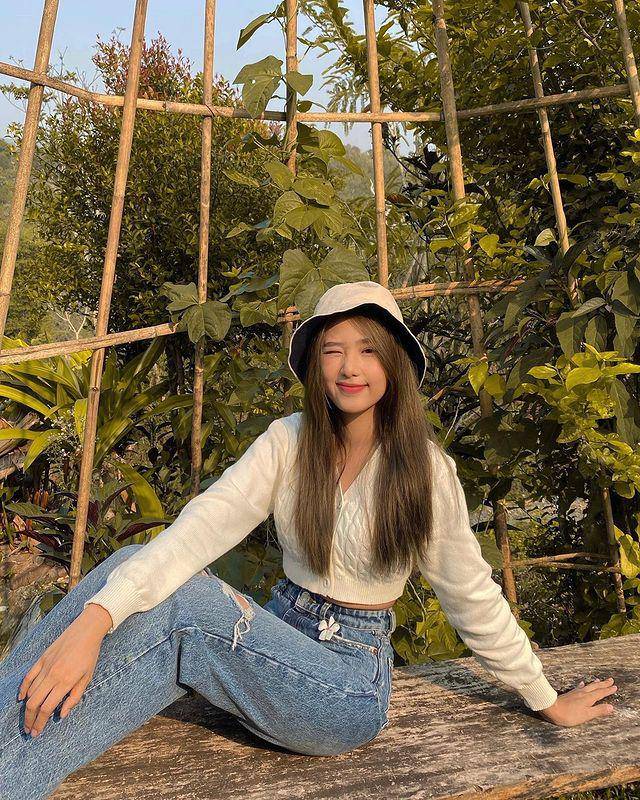 ide outfit pakai atasan putih ala Film Rachanun (instagram.com/fr.racha)