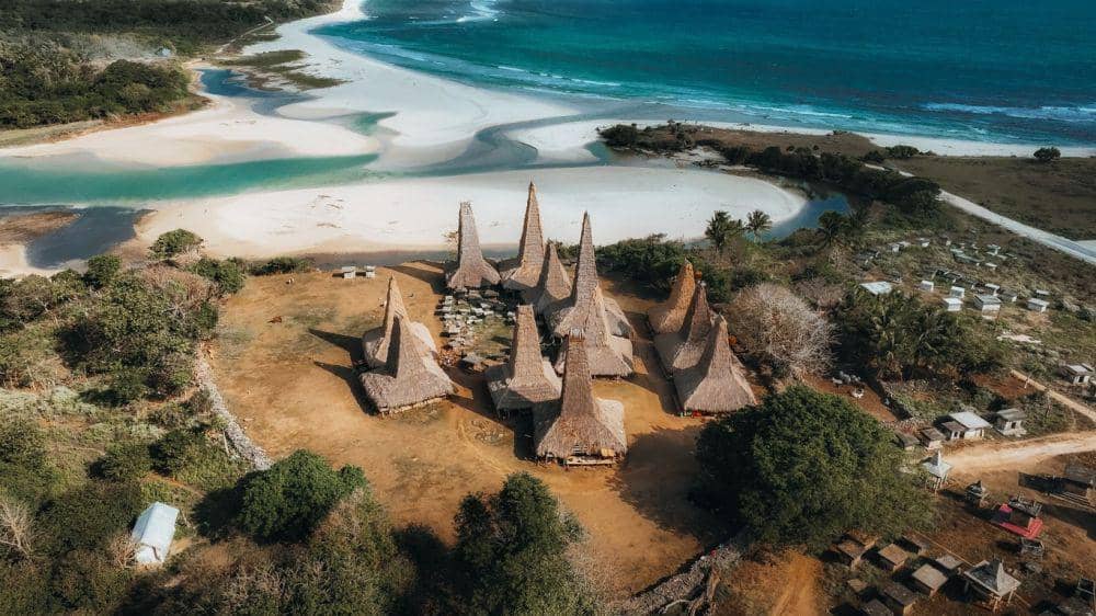 Kampung adat di Sumba (123rf.com/mathiasberlin)