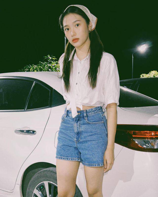 ide outfit pakai atasan putih ala Film Rachanun (instagram.com/fr.racha)