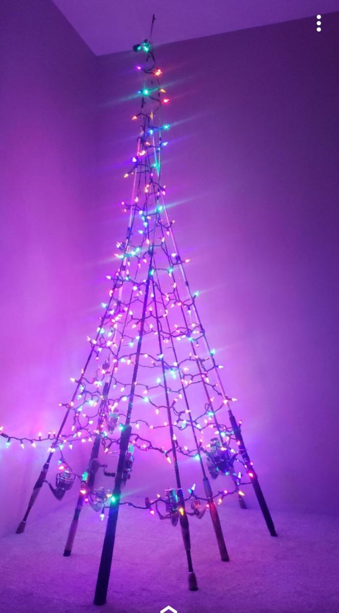 potret bentuk pohon Natal nyentrik (reddit.com/user/nickb1603)