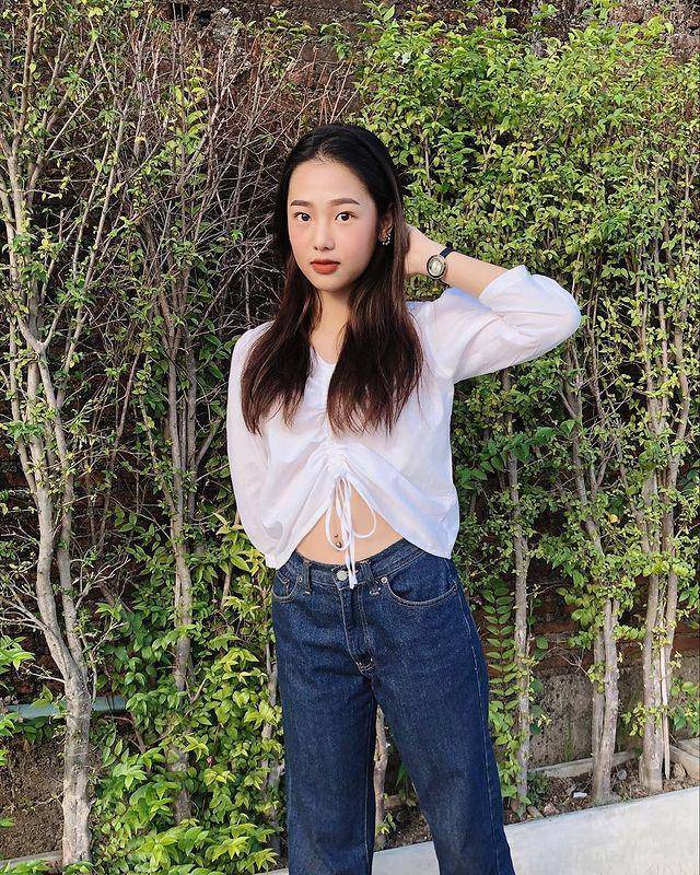 ide outfit pakai atasan putih ala Film Rachanun (instagram.com/fr.racha)