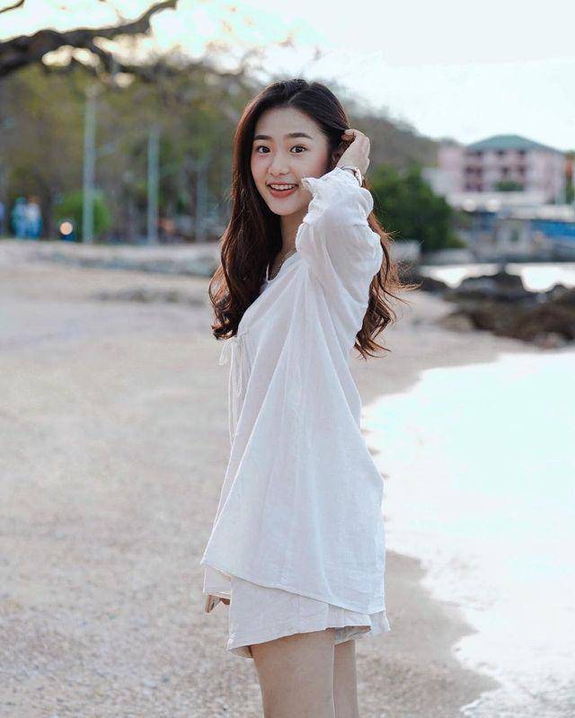 ide outfit pakai atasan putih ala Film Rachanun (instagram.com/fr.racha)