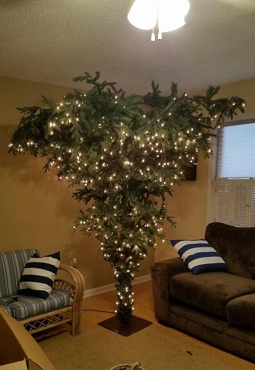 potret bentuk pohon Natal nyentrik (reddit.com/user/MlSFITS)