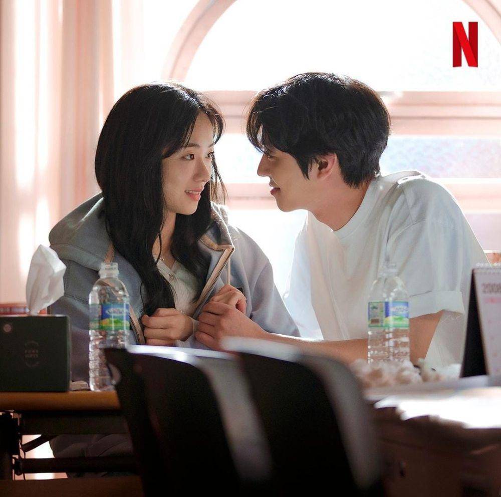Jeon Yeo Bin dan Ahn Hyo Seop di drama A Time Called You (instagram.com/netflixkr)
