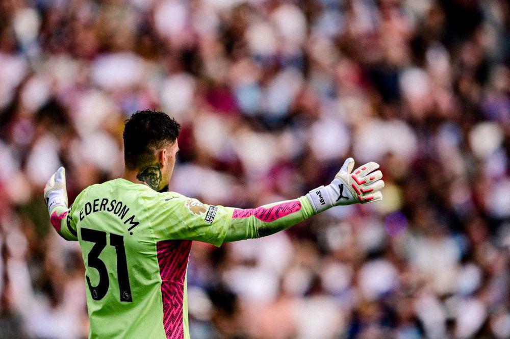 ManCity Kehilangan Ederson Gegara Blunder Konyol Ake