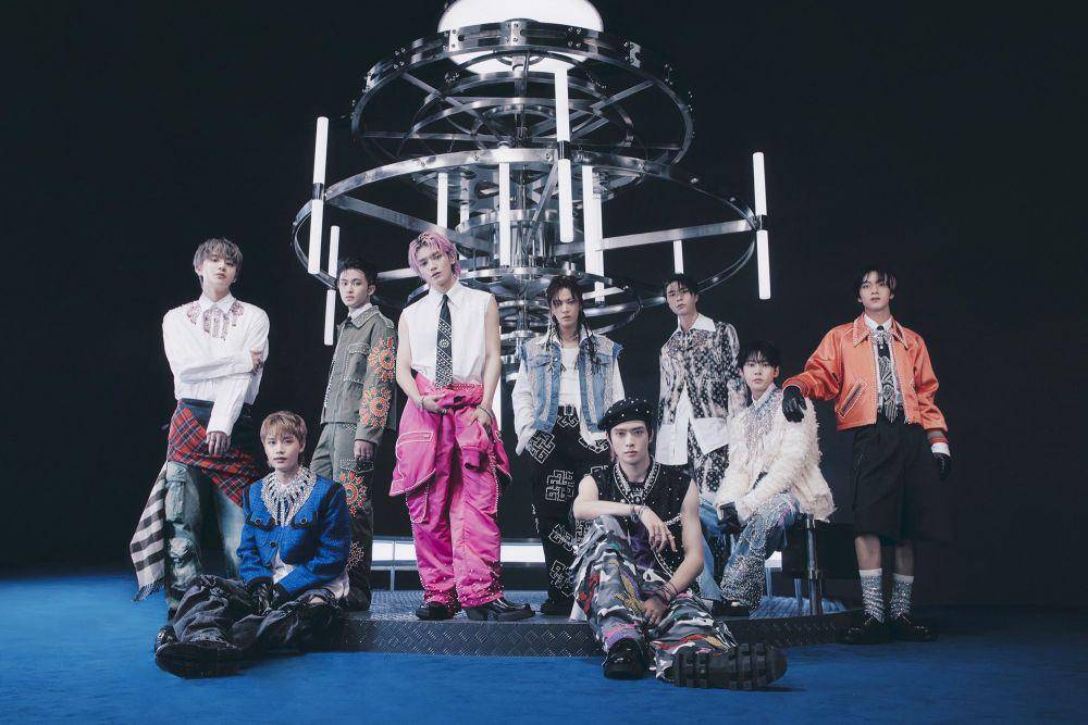 foto konsep NCT 127 di studio album Fact Check (twitter.com/NCTsmtown_127)