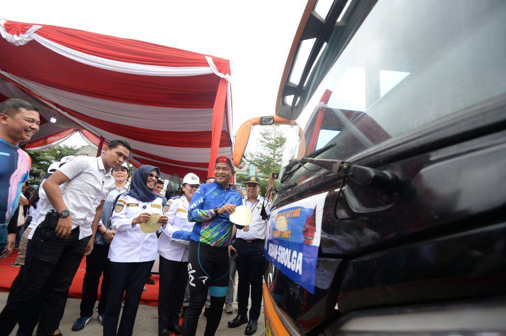 Pj Gubernur Sumut Hassanudin melepas 1.200 orang pemudik gratis, Sabtu (23/12/2023). (Dok Humas Sumut)