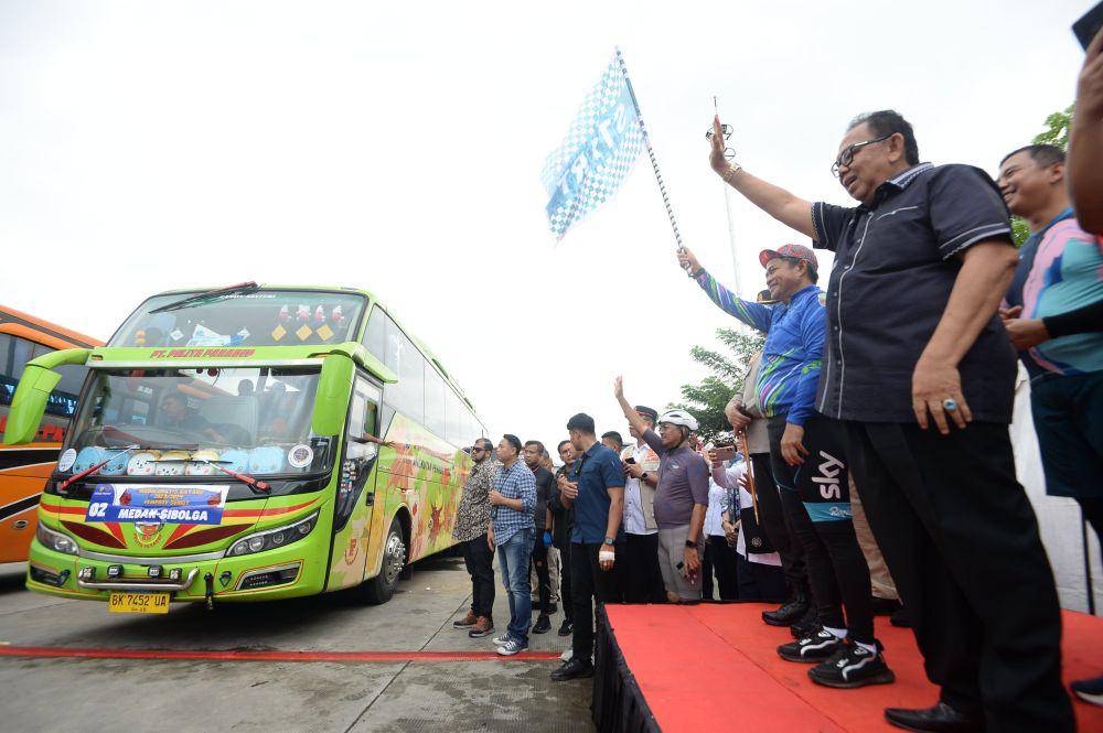 Pj Gubernur Sumut Hassanudin melepas 1.200 orang pemudik gratis, Sabtu (23/12/2023). (Dok Humas Sumut)