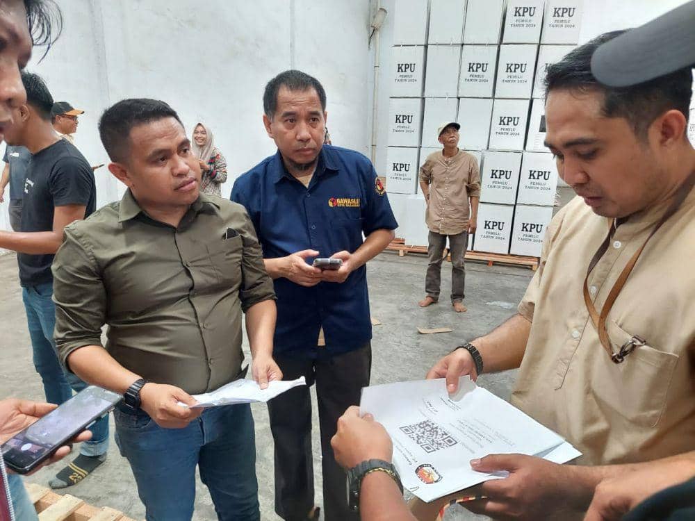 Logistik surat surat tiba di gudang KPU Makassar, Jumat (22/12/2023). Dok. KPU